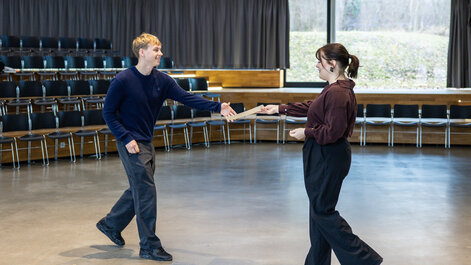 Als SVP übergibt Emila Bös die Stipendien-Urkunden beim Home-Coming-Event im Spring 2025.