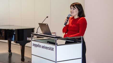 Emilia Bös begrüßt die Studierenden in der Oriantation Week.