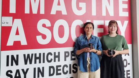 Emilia Bös und Prof. Anja Achtziger, Interimspräsidentin der ZU.