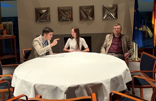 Nachstellung einer Szene mit Christian Lindner, Angela Merkel und Cem Özdemir im historischen Kaminzimmer in der Berliner Landesvertretung von Baden-Württemberg.