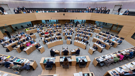 Dem neuen Landtag von Baden-Württemberg gehören mit 157 nur drei Abgeordnete mehr als nach der Wahl 2021 an – leicht gestiegen ist auch der Frauenanteil von knapp 30 auf 33,8 Prozent.