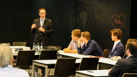 In einer öffentlichen Vorlesung der Rechtswissenschaften mit Professor Jochum, 2015.