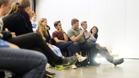 Von Anfang an politisch aktiv: Bei einer Diskussion mit der damaligen Ministerin Claudia Roth beim Global Talk des CIP, 2018.