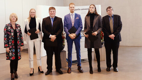 Graduierungsfeier 2019: Johannes Volkmann hat seinen ausgezeichneten Bachelor-Abschluss in der Tasche. Links: Präsidentin Professorin Insa Sjurts, rechts: Professor Behnke.