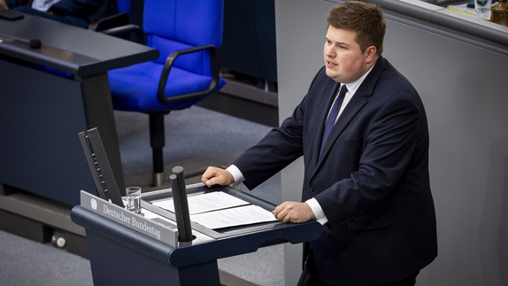 Johannes Volkmann, Alumnus der ZU, am Rednerpult im Parlament des Deutschen Bundestags.