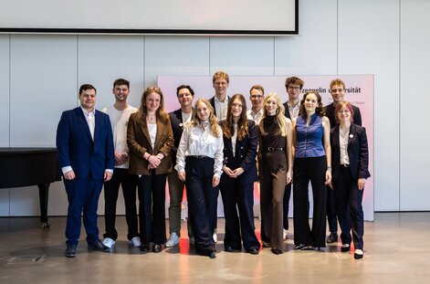 Über mehrere Monate hinweg organisiert ein studentisches Team das Karriereevent zu|taten.