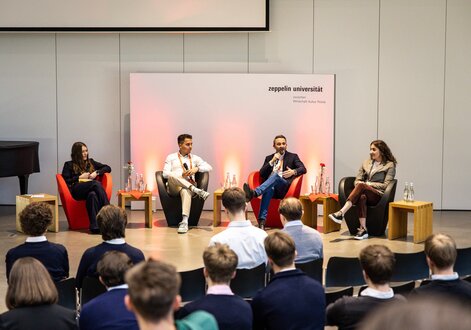 Ein von ZU-Studentin Michelle Bleichner moderierter Paneltalk mit Linus Holzmann, Volker Mayer-Lay und Olivia Haller (v. l.) zeigte unterschiedliche Wege in die Berufswelt auf.
