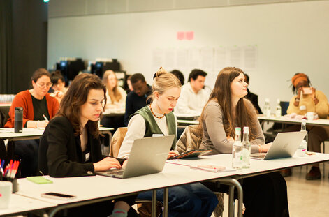 Junge kulturpolitische Akteur:innen aus der ganzen Welt kamen bei der Spring School „Towards Future Cultural Institutions and Policy: Navigating Pluriversal Participation, Power Dynamics, and Conflicts“ zusammen.