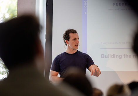 In seiner Keynote spricht Alumnus und Gründer Maximilian Dekorsy über den Einsatz von KI in Start-ups. In seiner Keynote spricht Alumnus und Gründer Maximilian Dekorsy über den Einsatz von KI in Start-ups.