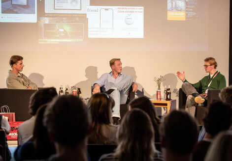 Sprechen gemeinsam mit Clemens Englert (M.) über die Idee zum Studierendenbier Züffl: Constantin Weiss (l.) und Kilian Strobl (r.). Sprechen gemeinsam mit Clemens Englert (M.) über die Idee zum Studierendenbier Züffl: Constantin Weiss (l.) und Kilian Strobl (r.).
