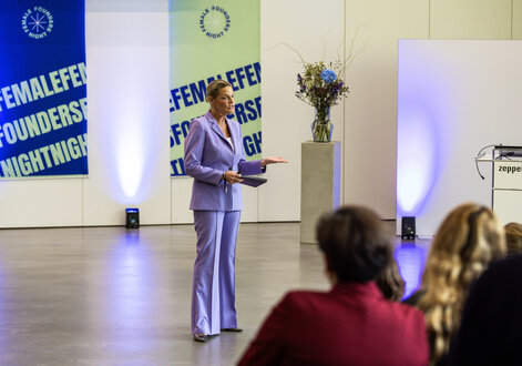 Evelyn de Gruyter appelliert in ihrer Keynote: „Wenn wir als Frauen am Tisch sitzen wollen, müssen wir diesen Platz einfordern.“