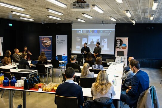 Podiumsdiskussion mit Andreas Görtz (Präsident des Geschäftsbereichs Nachhaltigkeit der Rolls-Royce Power Systems AG), Prof. Josef Wieland (Zeppelin Universität), Prof. Florentina Paraschiv (Zeppelin Universität), Tobias Fetscher (plenum AG) und Manav Sumara (Moderator und ZU Student) (Foto: Jim Papke)