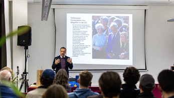 Prof. Koschut bei Studentischen Initiativen