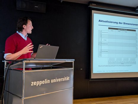 Henrik Kleis präsentiert seine neuste Forschung.