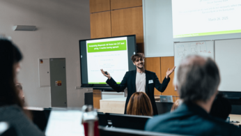 Dr. Florian Horky erhält einen Award für seine Forschung zu cat bonds