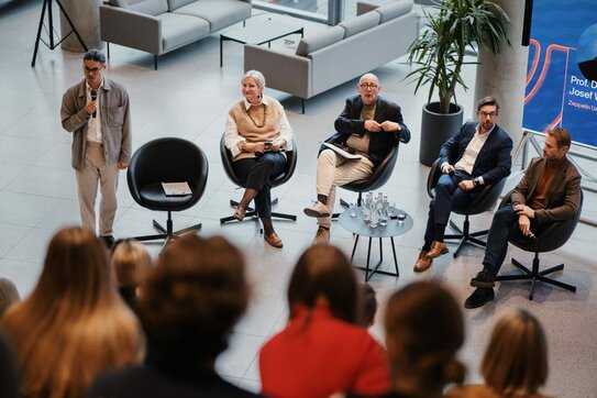 Podiumsdiskussion „The Changing Landscape of ESG Regulation“ mit Prof. Virginija Poškutė, Prof. Josef Wieland, Gediminas Judzentas, Dr. Jonathan Boyd (von links nach rechts), moderiert von Tobias Grünfelder (ganz links).