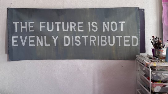 Marina Naprushkina, The future is not evenly distributed, 2025 Acryl auf Leinwand, 80 x 200cm