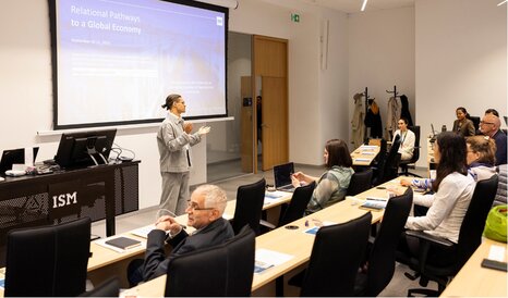 Dr. Tobias Grünfelder spricht vor dem Publikum auf der Relational Economics Conference 2026 an der ISM University. Dr. Tobias Grünfelder spricht vor dem Publikum auf der Relational Economics Conference 2026 an der ISM University.