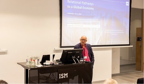 Prof. Dr. Josef Wieland spricht auf der Relational Economics Conference 2026 an der ISM University. Prof. Dr. Josef Wieland spricht auf der Relational Economics Conference 2026 an der ISM University.