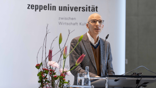 Podcast | Antrittsvorlesung Prof Dr Avanessian „Algorithmen, neue Medien und das Flüchtigkeitsmanagement unsicherer Zukünfte“