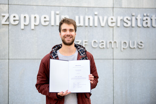 ZU-Absolvent Maximilian Klein beschäftigte sich in seiner Bachelor-Arbeit mit wahrgenommenem Gerechtigkeitsempfinden beim Bau von Energieinfrastrukturen und dessen Einfluss auf die lokale Akzeptanz. 