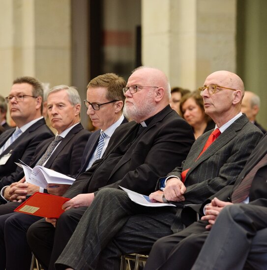 Prof. Dr. Josef Wieland neben (v.r.n.l.) Kardinal Reinhard Marx, Prof. Dr. Michael Hüther (Direktor des Instituts der Deutschen Wirtschaft Köln), Jürgen Fitschen (Co-Vorsitzender des Vorstands der Deutschen Bank AG), Prof. Dr. Ingo Pies (Martin-Luther-Universität Halle-Wittenberg)