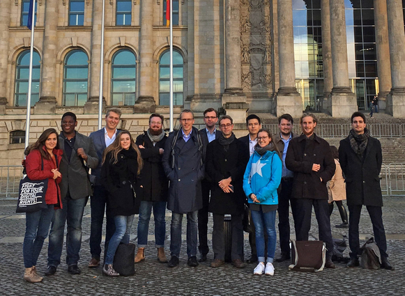 StudentStudy Korruption | ZU-Studierende vor dem Reichstag in Berlin