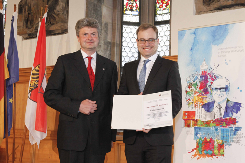 Der Vorstand des Schöller Forschungszentrums Michael Amberg (links) zeichnet ZU-Gastdozent Herberger mit dem Schöller-Junior-Fellowship aus.  Quelle: Giulia Iannicelli  