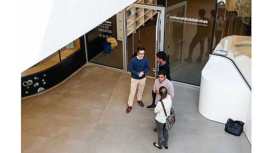 Menschen vor dem Eingang der Bibliothek 