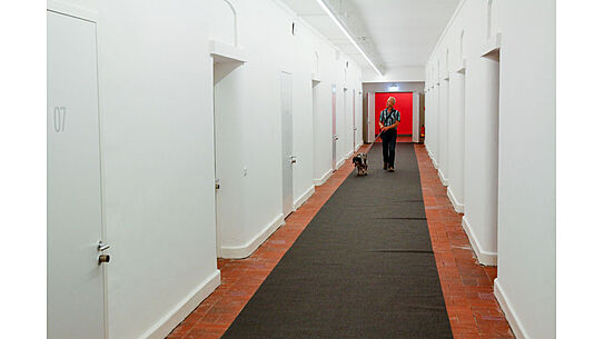 Hund und Besitzer im Gang des Kaserne-Teil des ZF Campus
