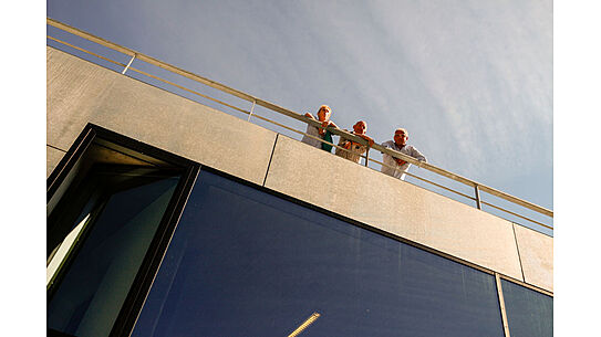 Drei Personen auf der Dachterrasse des ZF Campus 