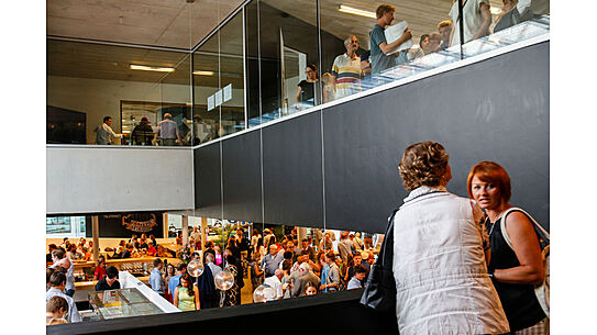 Viele Menschen in der Mensa