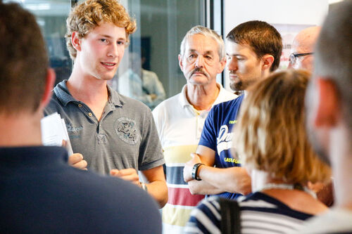 Studierende im Gespräch in der Uni