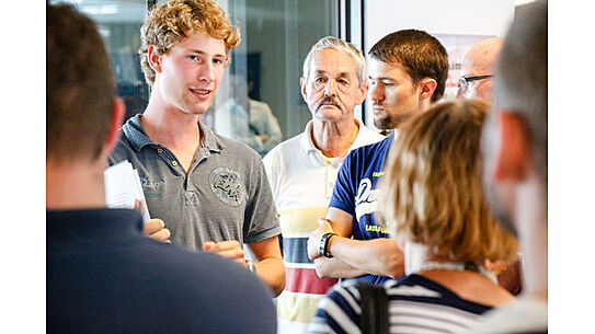 Studierende im Gespräch in der Uni