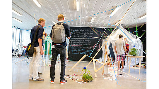 Deckenhohes Kunstwerk mitten im Raum