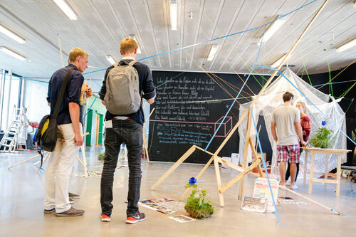 Deckenhohes Kunstwerk mitten im Raum