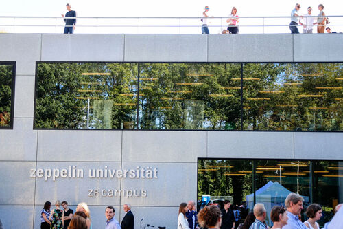 Front des modernen Neubaus am ZF Campus