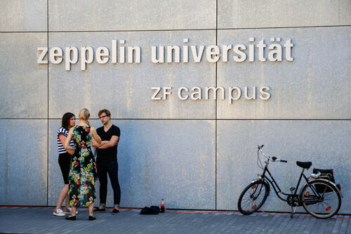 Redende Menschen vor dem ZF Campus
