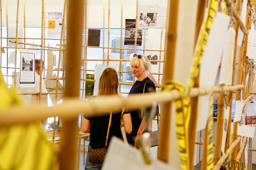 Zwei Menschen in der Bilderausstellung