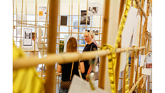 Zwei Menschen in der Bilderausstellung 