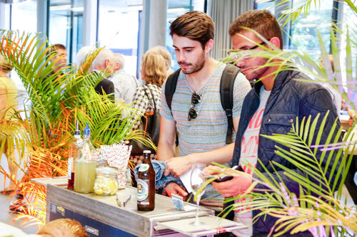 Studierende an der Bar