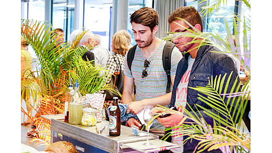 Studierende an der Bar 