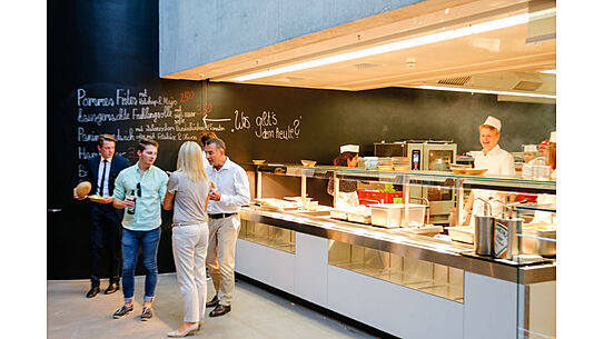 Menschen vor der Mensa-Ausgabe 