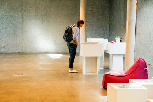 Eine Person in der Ausstellung des ZF Campus