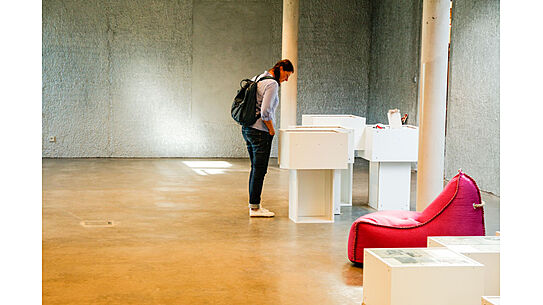 Eine Person in der Ausstellung des ZF Campus 