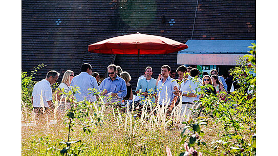Menschen auf der Dachterrasse 
