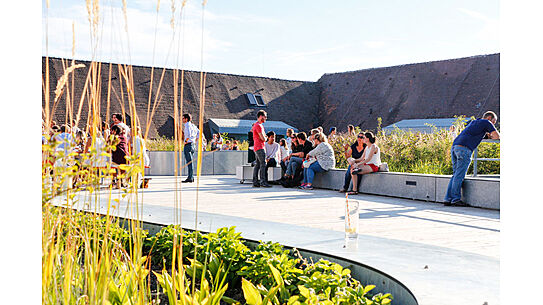 Menschen sitzen auf der Dachterrasse 