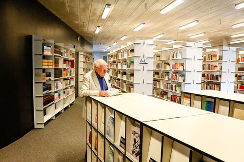 Eine lesende Person in der Bibliothek