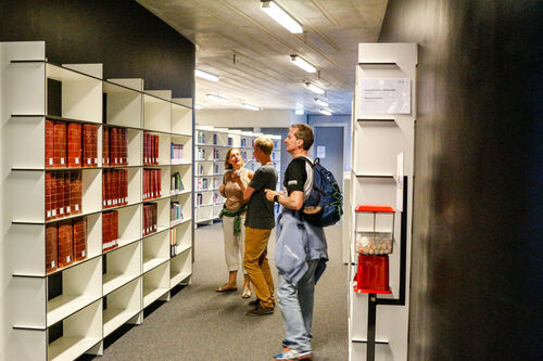 Umschauende Menschen in der Bibliothek