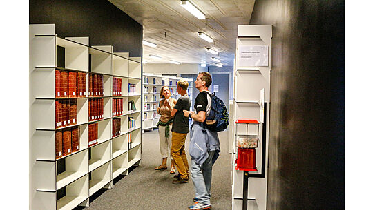 Umschauende Menschen in der Bibliothek 